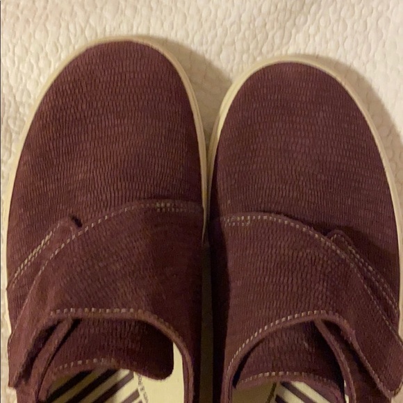 Taos Soul Sneaker Bordeaux Emboss Suede Sz 10 NWOT - Picture 5 of 8